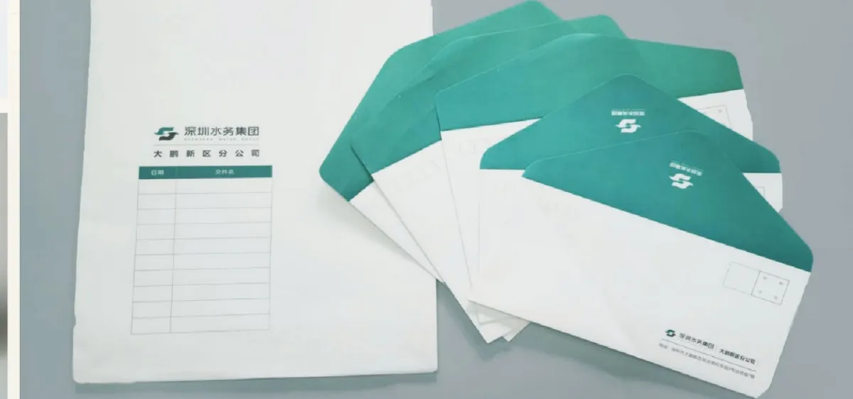 纸袋与办公印刷实拍 — 品牌被拎在手上